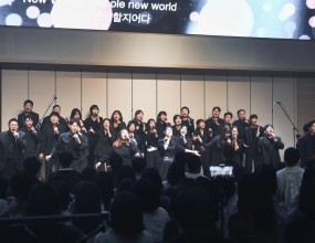  [W 페스티벌 후기] W 페스티벌의 현장은 그야말로 예배의 뜨거운 심장이 뛰는 자리였습니다.수많은 청소년과 예배자들이 모여 세상의 흐름을 거슬러, 오직 예배의 본질을 향해 역행(Untrend)하는 강력한 선포의 현장이었습니다.무대를 가득 채운 빅콰이어, 홀라이프워십의 뜨거운 찬양과 예배로 모두가 하나되어 하나님을 찬양했습니다. 지미선과 기프티드의 무대는 하나님을 향한 깊은 감동으로 위로와 회복을 경험하는 시간이 되었습니다. 마피의 강력한 무대는 세상을 뒤흔드는 믿음의 선포로 모두에게 도전이 되는 시간이 되었습니다. 신재웅 목사님의 메시지는 단순한 설교가 아닌 다음세대가 나아가야 할 믿음의 방향과 시선을 바꾸는 도전과 결단의 말씀이었습니다. 댄스, 보컬, 합창, 예배와 함께 모두의 노력과 달란트가 예배로 드려지는 순간, 이곳은 뜨거운 임재의 현장이 되었습니다. 모두가 하나 되어 하나님께 올려드린 찬양은 세상의 어떤 열정보다도 뜨거웠습니다.계속되는 W 페스티벌의 새로은 시즌을 기대합니다. 수고해주신 총연출 안찬용 대표님과 홀라이프워십 김서준 대표님, 모든 출연진, 스텝분들, 은혜광성교회 박재신 담임목사님과 교역자분들, 방송실 관계자분들, GCM엔터테인먼트 식구분들 모두 수고 많으셨습니다~!! 