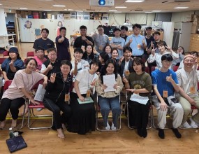 빅콰이어 55분기 정규클래스 소식 장한이 지휘자님- 고음 발성 클래스(올려라 하니) 고음 발성의 원리와 성대 접지, 호흡의 압력을 운용하는 방법을 쉽고 전문적으로 배우는 시간이었습니다. 지휘자님이 사역현장에서 고음 발성을 해야 하는 상황들과현장 경험들을 토대로 강의해 주셔서더욱 현장감있고 생생한 시간이었습니다. 특별히 다가오는 최인혁 목사님 40주년 기념 콘서트를 준비하며, 공연 곡들의 앙상블을 함께 맞추었습니다.한국 교회를 깨운 소중한 찬양들을 연습하며, 단순한 훈련이 아닌 예배로 준비되는 은혜가 있었습니다. 수업 후에는 9월 사역을 돌아보며 각자가 누린 은혜와 감동을 나누었습니다. 바쁜 일정 속에서도 지치지 않도록 서로를 격려하고, 함께 기도하며 하나님의 능력을 구하는 시간이 되었습니다. 하나님 나라를 찬양으로 섬기는 이 길은 혼자가 아니라 함께할 때더 큰 은혜가 흘러갑니다. 찬양과 예배로 세상을 깨우는 사역에 마음이 있으시다면, 빅콰이어와 동행하는 걸음으로 초대합니다. 당신의 목소리가 곧 예배의 도구가 될 것입니다. 