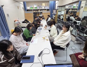 추수감사주일 저녁에도 빅콰이어는 연습합니다!!이번 주일에는전용대 목사님 후원 콘서트와감리교 합창제 하나로 찬양제가 있습니다!!세대를 이어가고 교회를 이어가는 일정입니다.귀한 자리에빅콰이어를 초청해 주셔서 감사합니다 !! =======빅콰이어 겨울분기 단원 모집 / 보컬 트레이닝 프로젝트 국내 최고 지휘자님들과 함께반드시 성장하는 훈련의 시간! 다가오는 겨울방학 분기에는크리스마스 공연, 연말 대형콘서트, 신년음악회,겨울방학 수련회 사역, 다양한 방송 출연 등한 해의 마무리와 새해의 시작을빅콰이어와 함께 힘차게 만들어 갑니다. 훈련 기간2025년 12월 ~ 2026년 2월(총 12주, 72시간 집중 트레이닝 + 보너스 트레이닝)매주 화·목 저녁 7시~10시 (주 2회) 정규클래스 훈련 내용빅콰이어 공식 레퍼토리발성 / 가창 / 무대 퍼포먼스 / 팀워크무대 감각부터 사역 마인드까지한 단계 성장하는 실전형 보컬 트레이닝 지원서 링크https://forms.gle/UbKkQa8AenXxGNZo9 1:1 카톡 상담http://pf.kakao.com/_bFxhFu/chat 단원지원문의 02-3280-7693공연섭외문의 02-2608-7693 