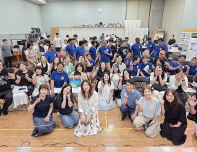 마다가스카르 선교팀 '아미합창단'과빅콰이어가 만나언어와 문화는 다를지라도,찬양 안에서 하나가 되었습니다.한국어로 불러보기도 하고말라가시어로 불러보기도 하고영어로 함께 불러보기도 하면서모두가 하나되는 시간을 갖었습니다. CMW(컬쳐미션워십) 허태회 목사님께서 풍성하게 간식 후원도 해주셨고,많은 단원분들이 오병이어의 기적과 같이마음을 모아 풍성한 교제를 나누었습니다. 특별히, 옹기장이 맴버분들도 함께 자리해 주셔서 격려와 교제를 나누는 시간을 갖었습니다. 먼 곳에서부터 찾아온 아미합창단의 뜨거운 열정과,함께 자리해주시고 마음을 모아 섬겨주신 모든 단원분들께 진심으로 사랑과 축복을 전합니다.빅콰이어는함께 찬양하고함께 성장하는 콰이어입니다!!============빅콰이어 가을분기 단원 모집 / 보컬 트레이닝 프로젝트국내 최고 보컬 디렉터분들과 함께반드시 성장하는 보컬 트레이닝의 시간!기본기부터장르별 가창법스튜디오 녹음 및 공연무대 참여까지!!다가오는 가을 분기에는 뜻깊고 다채로운 무대가 준비되어 있습니다.9월 5일 : 크리스천 송 페스티벌(여의도 순복음교회 대성전)10월 10일 : 진선규 배우와 함께하는 '미래워십 페스타'11월 14일 : W 페스티벌 