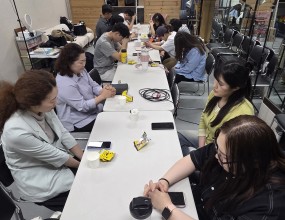 ​주일 저녁은
빅콰이어의 사역연습 모임입니다

​각자 교회에서 온종일 
사역하고 피곤하지만
찬양하면서 새 힘을 얻습니다!!

우리를 초청해 주신 교회과 주최측의
기도제목을 나누고, 
우리의 찬양에 하나님께서 
함께 역사해 주시길 간구합니다.
 
무대 연출부터 
작은 테크닉 하나까지,
프로페셔널한 공연을 위해 
열심히 연습합니다.

빅콰이어와 함께하면
​반드시 성장합니다. 
≈========
빅콰이어 2026년도
여름분기 단원 모집 / 보컬 트레이닝 프로젝트 

이번 여름방학
새로운 도전을 시작해 보세요!! 

반/드/시
성/장/합/니/다 

훈련 기간
2025년 6월 ~ 2026년 8월
(총 12주, 72시간 집중 트레이닝 + 보너스 트레이닝) 

수업 일정
매주 화·목 저녁 7시~10시 (주 2회) 

지원서 링크
https://forms.gle/UbKkQa8AenXxGNZo9 

단원지원문의 02-3280-7693
공연섭외문의 02-2608-7693