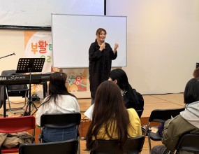 빅콰이어 57분기 정규클래스

유효림 지휘자
그루브 있게 노래하기

단순히 ‘리듬을 맞춘다’를 넘어서
몸으로 타고, 숨으로 흘러가는 
진짜 그루브를 배우는 시간이었습니다.

Stevie Wonder의 ‘I Wish’를 통해
리듬 위에서 노는 보컬,
영어 발음 안에 숨어있는 
가스펠과 소울의 결을 풀어내며
이전에는 느끼지 못했던 깊은 그루브를 경험했습니다.

또한 기프티드의 
‘내 몸은 구주의 성전이니’를 통해
한국어 가창에서도 
살아있는 리듬감을 표현하는
실전 테크닉까지 배울 수 있었습니다.

최근 미국에서 열린 
세계 최대 규모의 블루스 경연,
International Blues Challenge(IBC)에서
한국 대표로 준결승에 진출한 유효림 지휘자님!!
진심으로 축하드리고, 자랑스럽습니다!!

오늘 지휘자님과 함께
월드클래스의 현장을 직접 경험하는 시간,
그 안에서 음악이 살아 움직이는 순간이었습니다.

이 놀라운 여정에
더 많은 분들이 함께하길 기대합니다.

#빅콰이어 #정규클래스 #유효림 #그루브 #StevieWonder IWish 가스펠 소울 보컬트레이닝 IBC 워십보컬 찬양사역

빅콰이어 단원모집 안내

이런분들께 빅콰이어를 추천합니다!!
- 찬양사역의 비전이 있는 분
- 찬양팀으로 섬기시는 분
- 성가대로 섬기고 계신 분
- 더 전문적인 보컬 훈련으로 성장하고 싶은 분
- 찬양사역 현장을 경험하고 싶은 분 
- 방송 무대와 일반 공연 무대를 경험하고 싶은 분

지원서 작성하러 가기!!
https://forms.gle/UbKkQa8AenXxGNZo9

1:1 카톡상담 : http://pf.kakao.com/_bFxhFu/chat

지원문의 : 02-3280-7693