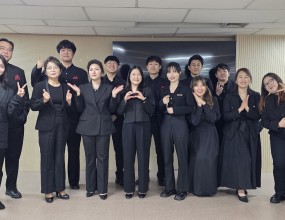 빅콰이어는 매주 월요일과 목요일, 신림동에 위치한 동산교회에서 정기적으로 모임을 갖고 있습니다. 교회의 따뜻한 환대와 섬김 속에서 예배하고 훈련하며 꾸준히 성장해가고 있습니다.지난 주말에는, 동산교회에서 귀한 직분을 맡아 임직하시는 임직예배가 있었습니다. 저희 빅콰이어는 은혜의 자리에서 특별 찬양으로‘찬양의 심포니’ 의 고백으로하나님께 찬양드렸습니다.이 곡은 우주의 모든 피조물이 하나님을 찬양하듯,교회 공동체의 성도 한 분 한 분이 하나 되어 찬양하며,마치 한 편의 오케스트라와 같이 아름다운 하모니를 이루기를 바라는 마음을 담고 있습니다.찬양을 통해 깊은 감동과 축복을 함께 나눌 수 있었음에 감사드리며,이 모든 기회를 허락해 주신 하나님과늘 빅콰이어의 사역을 위해 기도하며 후원해 주시는 동산교회에 깊은 존경과 감사를 드립니다.==========함께 찬양하실 단원을 모집합니다. (6월중 선착순 추가모집!!)빅콰이어 54분기 / 2025년 여름분기 단원 모집http://pf.kakao.com/_bFxhFu/109350292이번 여름분기에는 최고의 보컬트레이닝과 함께최고의 대형 연합집회, 페스티벌이 준비되어 있습니다. 위 링크로 들어가시면, 강사진과 커리큘럼조기등록 및 할인혜택을 확인하실 수 있습니다. 주위에 많이 추천해 주시고 함께 해주시길 바랍니다.  지원 바로가기 지원서 링크: https://forms.gle/UbKkQa8AenXxGNZo9 1:1 카톡 상담: http://pf.kakao.com/_bFxhFu/chat 문의: 02-3280-7693 올여름, 당신의 찬양이 누군가의 삶을 바꿀 수 있습니다.