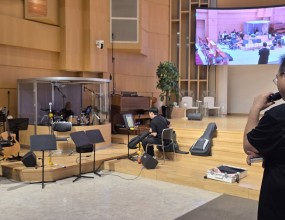 최인혁 목사 40주년 전국투어 콘서트 – 첫 합주 현장! 8월부터 시작되는 최인혁 목사님의 40주년 기념 전국투어 콘서트에빅콰이어가 공식 콰이어팀으로 함께하게 되었습니다!
오늘은 그 첫 합주가 있었습니다.설레는 마음으로 모인 첫 연습에서,평생을 예배자로 살아오신 최인혁 목사님의 삶과 간증,그리고 뜨거운 찬양의 열정을 나누며모든 멤버들이 큰 감동과도전을 받는 시간이었습니다.이 콘서트가 사람의 박수가 아닌, 오직 하나님께 올려드리는 예배가 되도록 빅콰이어는최선을 다해 준비하겠습니다.40년 찬양의 여정을함께 찬양으로 채워갈 이 시간,많은 기대와 기도로 함께 해 주세요!#최인혁40주년 #전국투어콘서트 #빅콰이어 #하나님께올려드리는예배 #찬양사역40년 #예배는평생계속된다