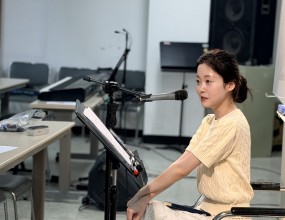 빅콰이어 57분기 정규클래스

리채 지휘자
- 원포인트 보컬 피드백

지난주에 이어 이번 시간에도
Kpop 현장에서 활동하는 리채 지휘자님과 함께
보컬 스타일과 표현에 대한 깊이 있는 클래스를 진행했습니다.

어떤 사람은 가요를 불러도 찬송가 같이 부르고 어떤 사람은 찬송가를 불러도 가요 같이 부르는 사람이 있습니다.

이번 클래스에서는
본인 보컬의 장점과 단점을 직접 분석하고,
각자의 스타일과 발성 습관을 점검하며
더 좋은 방향으로 성장할 수 있는 시간을 가졌습니다.

또한 보컬 트레이닝의 효과적인 연습 방법과
실제 현장에서 필요한 표현과 발성에 대한 팁,
그리고 개인 Q&A를 통해
참여자 한 사람 한 사람에게 맞춤형 보컬 컨설팅을 진행해주셨습니다.

단순히 노래를 배우는 시간을 넘어
자신의 보컬을 객관적으로 이해하고
어떻게 연습해야 하는지를 구체적으로 배울 수 있었던
매우 유익한 클래스였습니다.

빅콰이어와 함께 새로운 성장의 경험을 해보세요!! 여름 분기 단원 지금 모집하고 있습니다!!
===========
빅콰이어 단원모집 안내

이런분들께 빅콰이어를 추천합니다!!

찬양사역의 비전이 있는 분
찬양팀으로 섬기시는 분
성가대로 섬기고 계신 분
더 전문적인 보컬 훈련으로 성장하고 싶은 분
찬양사역 현장을 경험하고 싶은 분
방송 무대와 일반 공연 무대를 경험하고 싶은 분

지원서 작성하러 가기!! https://forms.gle/UbKkQa8AenXxGNZo9⁠

1:1 카톡상담 : http://pf.kakao.com/_bFxhFu/chat⁠

지원문의 : 02-2608-7693