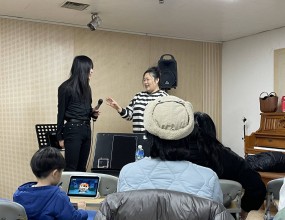 #빅콰이어 #벨라제이지휘자님 #블랙가스펠 #보컬톤 #원포인트피드백빅콰이어 2026년도봄분기 단원 모집 / 보컬 트레이닝 프로젝트국내 최고 지휘자님들과 함께반드시 성장하는 훈련의 시간!새로운 봄을 맞는 봄분기에는부활주일 관련 교회 초청공연, 봄시즌 콘서트, 가정의달 콘서트, 새가족초청행사 등의 공연들이 준비되고요.특별히 6월 중에 배우 진선규 님과 함께 하는예배와 예술이 접목된 워십페스타를 함께 준비합니다. 새 봄, 새 학기에빅콰이어와 함께 새로운 도전을 시작해 보세요!!반/드/시성/장/합/니/다훈련 기간2025년 3월 ~ 2026년 5월(총 12주, 72시간 집중 트레이닝 + 보너스 트레이닝)수업 일정매주 화·목 저녁 7시~10시 (주 2회)정규클래스 훈련 내용빅콰이어 공식 레퍼토리발성 / 가창 / 무대 퍼포먼스 / 팀워크무대 감각부터 사역 마인드까지한 단계 성장하는 실전형 보컬 트레이닝지원서 링크 https://forms.gle/UbKkQa8AenXxGNZo91:1 카톡 상담http://pf.kakao.com/_bFxhFu/chat단원지원문의 02-3280-7693공연섭외문의 02-2608-7693