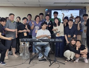[빅콰이어 54분기 정규클래스]제로 지휘자와 함께하는 보컬 애드립 클래스 2Ad lib (에드립)라틴어 Ad libitum —“하고 싶은 대로.”그냥 자유가 아니라,음악 안에서 자기 색깔을 입히는 기술.힙합 아티스트이자 프로듀서, 작곡가인제로 지휘자와 함께한두 번째 애드립 클래스!이번 시간엔단원들이 좀 더 과감하게, 적극적으로!마이크 앞에서 자신의 애드립을 시도해봤습니다.특히, 콰이어 앙상블 위에자신만의 느낌을 얹어보는 훈련을 통해즉흥 속에서 조화를 찾는 법,자유 속에서 흐름을 타는 법을 배웠습니다.단순한 이론이 아니라,실전 감각을 끌어올리는 리얼 훈련!에드립이 두려움이 아닌 즐거움이 되는 시간이었습니다.