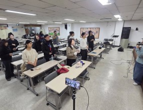 빅콰이어 56분기 정규클래스 제로 지휘자- 블랙 가스펠 / R&B / Soul / Neosoul 블랙가스펠 장르의 역사적 흐름을 따라 연관된 장르의 흐름를 배우고각 장르가 갖고 있는 특징을 배우고같은 곡을 각 장르에 맞춰 보컬 편곡을 하여 구분된 가창으로 표현합니다!!음악을 이해하고 음악을 느끼는 수업이라 너무 재미있고 유익합니다 !!