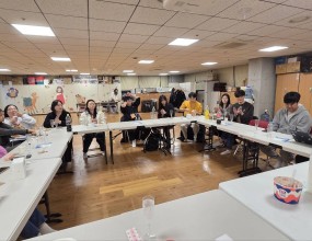 빅콰이어 56분기 수료식 & 포틀럭 파티2025년 12월부터 2026년 2월까지 3개월동안 가장 뜨거운 겨울을 함께한 빅콰이어 56분기 단원들의 수료식과 서로를 격려하며 교제를 나누는포틀럭파티가 진행되었습니다. 노래만 배운 시간이 아니라함께 웃고, 울고, 도전하며서로의 인생을 응원한 시간이었습니다.무대 위의 화려함보다더 값진 것은한사람 한사람이 한마음과 한소리로 연결되었다는 사실입니다.수료식 후에는정성 가득한 음식이 모인 포틀럭 파티로각자의 정성으로 준비한 음식들을 나누며더욱 풍성한 시간을 보냈습니다.빅콰이어는노래를 잘하는 사람들의 모임이 아니라함께 성장하는 사람들의 공동체입니다.56분기, 수고 많았습니다.그리고 새로운 57분기의 시작을 기대합니다.