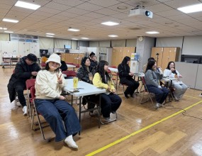 빅콰이어 2026 봄시즌 / 57분기 57분기가 시작되었습니다설레이는 새로운 봄에 함께 훈련하고 성장합니다!!첫모임에서는 봄시즌 훈련과정 오리엔테이션이 진행되었고,신입단원과 기존 단원이 함께 교제를 나누며 친밀해지는시간을 갖었습니다. 어색할수 있는 첫만남이지만찬양하는 같은 열정으로 함께 기쁨으로 하나됩니다 ^^3월중에 선착순 추가모집 하실수 있으니함께 노래하고 함께 성장하실 분들 꼭 함께 할수 있었으면 좋겠습니다. =======빅콰이어 2026년도봄분기 단원 모집 / 보컬 트레이닝 프로젝트국내 최고 지휘자님들과 함께반드시 성장하는 훈련의 시간!새로운 봄을 맞는 봄분기에는부활주일 관련 교회 초청공연, 봄시즌 콘서트, 가정의달 콘서트, 새가족초청행사 등의 공연들이 준비되고요.특별히 6월 중에 배우 진선규 님과 함께 하는예배와 예술이 접목된 워십페스타를 함께 준비합니다. 새 봄, 새 학기에빅콰이어와 함께 새로운 도전을 시작해 보세요!!반/드/시성/장/합/니/다훈련 기간2025년 3월 ~ 2026년 5월(총 12주, 72시간 집중 트레이닝 + 보너스 트레이닝)수업 일정매주 화·목 저녁 7시~10시 (주 2회)정규클래스 훈련 내용빅콰이어 공식 레퍼토리발성 / 가창 / 무대 퍼포먼스 / 팀워크무대 감각부터 사역 마인드까지한 단계 성장하는 실전형 보컬 트레이닝지원서 링크https://forms.gle/UbKkQa8AenXxGNZo91:1 카톡 상담http://pf.kakao.com/_bFxhFu/chat단원지원문의 02-3280-7693공연섭외문의 02-2608-7693