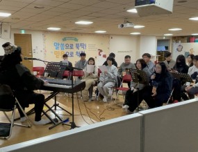 #쏘머즈지휘자 #빅콰이어 #블랙가스펠 #콰이어빅콰이어 2026년도봄분기 단원 모집 / 보컬 트레이닝 프로젝트국내 최고 지휘자님들과 함께반드시 성장하는 훈련의 시간!새로운 봄을 맞는 봄분기에는부활주일 관련 교회 초청공연, 봄시즌 콘서트, 가정의달 콘서트, 새가족초청행사 등의 공연들이 준비되고요.특별히 6월 중에 배우 진선규 님과 함께 하는예배와 예술이 접목된 워십페스타를 함께 준비합니다. 새 봄, 새 학기에빅콰이어와 함께 새로운 도전을 시작해 보세요!!반/드/시성/장/합/니/다훈련 기간2025년 3월 ~ 2026년 5월(총 12주, 72시간 집중 트레이닝 + 보너스 트레이닝)수업 일정매주 화·목 저녁 7시~10시 (주 2회)정규클래스 훈련 내용빅콰이어 공식 레퍼토리발성 / 가창 / 무대 퍼포먼스 / 팀워크무대 감각부터 사역 마인드까지한 단계 성장하는 실전형 보컬 트레이닝지원서 링크 https://forms.gle/UbKkQa8AenXxGNZo91:1 카톡 상담http://pf.kakao.com/_bFxhFu/chat단원지원문의 02-3280-7693공연섭외문의 02-2608-7693