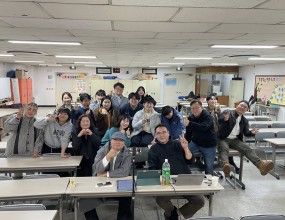 빅콰이어 55분기 정규클래스 안찬용 대표 / 원포인트 래슨 대표님의 관점에서 단원들에게 해주고 싶은 진심어린 격려와 한마디로 더 성장할수 있는 시간이었습니다.빅콰이어를 하면서성장하고 있는 단원들을 보면너무 고맙고 자랑스럽습니다!빅콰이어에 오시면반드시 성장합니다 !!이번 겨울 함께 해요 !!========빅콰이어 겨울분기 단원 모집 / 보컬 트레이닝 프로젝트 국내 최고 지휘자님들과 함께반드시 성장하는 훈련의 시간! 다가오는 겨울방학 분기에는크리스마스 공연, 연말 대형콘서트, 신년음악회,겨울방학 수련회 사역, 다양한 방송 출연 등한 해의 마무리와 새해의 시작을빅콰이어와 함께 힘차게 만들어 갑니다. 훈련 기간2025년 12월 ~ 2026년 2월(총 12주, 72시간 집중 트레이닝 + 보너스 트레이닝)매주 화·목 저녁 7시~10시 (주 2회) 정규클래스 훈련 내용빅콰이어 공식 레퍼토리발성 / 가창 / 무대 퍼포먼스 / 팀워크무대 감각부터 사역 마인드까지한 단계 성장하는 실전형 보컬 트레이닝 지원서 링크https://forms.gle/UbKkQa8AenXxGNZo9 1:1 카톡 상담http://pf.kakao.com/_bFxhFu/chat 단원지원문의 02-3280-7693공연섭외문의 02-2608-7693