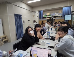 ​주일 저녁에 다시 시작되는 
빅콰이어의 바이브

주말의 끝과 주일의 시작에
빅콰이어는 가장 뜨겁게 불을 밝힙니다.

​각자 교회에서 온종일 
사역하고 돌아온 상태라 
사실 다들 ‘녹초’ 그 자체이지만!!

신기하게도 연습실에 모여 
우리를 초청해 준 곳의 기도제목을 나누고, 
서로를 위해 짧게 기도하고 나면 
연습실의 공기가 달라집니다. 

피곤함은 어느새 사라지고, 
같이 화음을 맞춰 찬양하는 순간 
새로운 에너지가 차오르는 걸 느낍니다.

​화요일과 목요일엔 
정해진 커리큘럼대로 
전문적인 보컬 트레이닝을 받습니다.

주말에는 무대 연출부터 
작은 테크닉 하나까지,
프로페셔널한 공연을 위해 
치열하게 합을 맞춥니다.

​영성과 실력, 균형을 잡는 것이 
결코 쉬운 일은 아니지만 
빅콰이어에서 매 모임 때 마다 훈련합니다.

​지금보다 더 나은 나를 만나고 싶다면, 
그리고 그 성장의 과정을 함께 즐기고 싶다면 
고민하지 말고 문을 두드려주세요. 

빅콰이어와 함께하면
​반드시 성장합니다. 
≈========
빅콰이어 2026년도
여름분기 단원 모집 / 보컬 트레이닝 프로젝트

이번 여름방학
새로운 도전을 시작해 보세요!!

반/드/시
성/장/합/니/다

훈련 기간
2025년 6월 ~ 2026년 8월
(총 12주, 72시간 집중 트레이닝 + 보너스 트레이닝)

수업 일정
매주 화·목 저녁 7시~10시 (주 2회)

지원서 링크
https://forms.gle/UbKkQa8AenXxGNZo9

단원지원문의 02-3280-7693
공연섭외문의 02-2608-7693