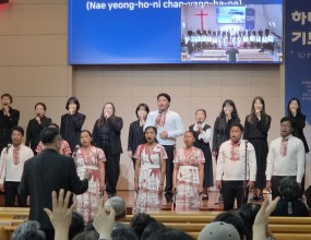 마다가스카르 아미합창단 × 빅콰이어 우정콘서트

신목교회에서 진행된
 마다가스카르 아미합창단 초청 공연에
 빅콰이어가 함께하여 아름다운 우정콘서트로
 찬양의 기쁨과 감동을 나누었습니다.

 “물 위를 걸으라”
하나님의 말씀을 붙들고
 마다가스카르의 다음 세대 예술인들을 
양육하고 훈련하시는
아미음악학교 김옥선 선교사님의 간증을 통해
 큰 은혜와 도전을 받았습니다.

찬양 가운데 하나님의 사랑이 전해졌고,
함께한 모든 이들이 감동의 눈물을 흘리며
귀한 은혜를 나누는 시간이었습니다.

마다가스카르 아미합창단과 함께한
소중한 만남과 우정을 오래도록 기억하겠습니다.

남은 한국 일정도 은혜 가운데 잘 마무리하시고,
마다가스카르로 돌아가시는 모든 걸음마다
하나님께서 함께하시고 
안전하게 인도해 주시기를 기도합니다.

#마다가스카르아미합창단 #아미음악학교 #김옥선선교사 #빅콰이어 #우정콘서트 #신목교회 #물위를걸으라 #찬양 #다음세대 #예배 #GospelChoir
=================
9월 중 추가 모집이 가능하니,
함께하시길 원하시는 분들은 언제든지 연락 주세요!

빅콰이어 가을분기 추가모집

훈련 기간 2026년 9월 ~ 11월 (총 12주, 72시간 집중 트레이닝 + 보너스 트레이닝)

수업 일정 매주 화·목 저녁 7시~10시 (주 2회)

지원서 링크: https://forms.gle/UbKkQa8AenXxGNZo9

1:1 카톡 상담: http://pf.kakao.com/_bFxhFu/chat

문의: 02-3280-7693 / 섭외: 02-2608-7693