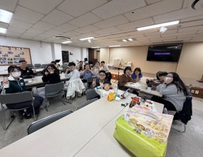 빅콰이어 57분기 정규클래스&nbsp;제로 지휘자우리의 노래 만들기&nbsp;[우리의 노래가 시작되는 곳, 빅콰이어]&nbsp;막연히 그려만 보던 음악의 꿈들이&nbsp;이곳에서 비로소 선율이 되었습니다.조별로 모여 앉아 마음의 주제를 정하고&nbsp;서로의 삶을 길어 올려 가사를 적었습니다.조별로 멜로디 라인을 만들고,간단한 노래도 만들어 보았습니다.&nbsp;지휘자님의 탁월한 강의와&nbsp;따뜻한 피드백과 함께우리의 노래 만들기 수업은행복하고 즐거운 시간이 되었습니다.&nbsp;빅콰이어는 단순히 노래를 배우는 곳이 아닙니다.&nbsp;누군가의 꿈이 현실로 피어나고&nbsp;나의 고백이 우리의 찬양이 되는 곳입니다.#빅콰이어 #57분기 #제로지휘자 #음악의꿈 #우리의노래 #송라이팅 #창작의기쁨 #함께만드는찬양&nbsp;빅콰이어 2026년도여름분기 단원 모집 / 보컬 트레이닝 프로젝트이번 여름방학새로운 도전을 시작해 보세요!!반/드/시성/장/합/니/다훈련 기간2025년 6월 ~ 2026년 8월(총 12주, 72시간 집중 트레이닝 + 보너스 트레이닝)수업 일정매주 화·목 저녁 7시~10시 (주 2회)지원서 링크https://forms.gle/UbKkQa8AenXxGNZo9단원지원문의 02-3280-7693