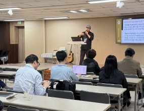 예배찬양사역자 훈련학교 2026 5주차 

안찬용 원장(한국예배기획연구원 원장) 
- 예배기획과 연출, 그리고 예배팀 운영의 실제.

이번 강의는 ‘어떻게 잘 꾸밀 것인가’보다
예배를 어떻게 본질적으로 세워갈 것인가를 
마음에 새기는 시간이었습니다.

먼저, 예배기획과 연출에 대한 핵심은 분명했습니다.
“예배는 교회의 심장이다.”

연출은 분위기를 만드는 기술이 아니라
하나님을 깊이 만나도록 돕는 흐름을 설계하는 것이었습니다.

찬양, 기도, 말씀, 모든 순서는
하나님 중심으로 정렬되어야 하고,
결국 예배의 목표는 단 하나,
하나님을 경험하게 하는 것이라는 사실이 
다시 선명해졌습니다.

이어진 예배팀 운영 파트에서는
조금 더 현실적인 도전이 있었습니다.

예배찬양팀은 단순한 팀이 아니라
선봉대이자 사역자, 그리고 제자라는 것.
그래서 중요한 것은 실력이 아니라
영적 준비와 팀의 질서였습니다.

특히 강조하셨던 부분은
무대 위의 완성도보다 앞서야 할
보좌 앞에서의 준비.
하나님과의 시간이 없는 연주는
결국 예배가 아니라 공연이 된다고
강조하셨습니다. 

또한 팀은 기능적 조직이 아니라
소통하는 공동체여야 한다는 점도 강조되었습니다.
서로를 맞추고, 권위를 인정하고,
하나의 소리를 만들어갈 때
비로소 예배팀은 하나가 됩니다.

“예배는 잘하는 것이 아니라
드려지는 것이다.”

그래서 오늘도 다시,
기획과 연출, 그리고 운영의 모든 방향을
하나님께 맞춰봅니다.

예배는 지금도
우리 안에서 뛰고 있는 심장입니다.

#안찬용교수 #예배찬양사역자훈련학교 #예배기획 #예배연출 #예배팀운영 #예배찬양팀 #예배사역자 #워십리더 #찬양사역 #예배는심장이다 #하나님중심예배 #영적준비 #예배자의삶 #팀워크 #소통하는팀 #교회예배 #워십미니스트리 #사역자의길